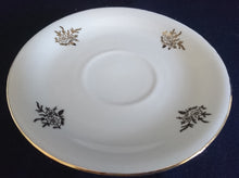 Lade das Bild in den Galerie-Viewer, UNTERTASSE - Porzellan, Goldrand Flora Blatt Blätter Abstrakt Motiv Dekor (nBC)