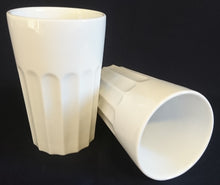 Lade das Bild in den Galerie-Viewer, KAFFEE~ GETRÄNKEBECHER - Porzellan, Senkrechte Balken Säulen Linien Relief Motiv Dekor