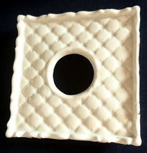 Lade das Bild in den Galerie-Viewer, STÖVCHEN - Porzellan, Abstrakte Geschwungene Wellenartige Linien Relief Motiv Dekor (BC)