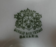 Lade das Bild in den Galerie-Viewer, STÖVCHEN - Porzellan, Abstrakte Geschwungene Wellenartige Linien Relief Motiv Dekor (BC)