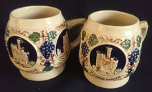 Lade das Bild in den Galerie-Viewer, 2er Set BOWLE~ GETRÄNKEKRÜGE - Keramik / Steingut, Burgen Schloß Schlösser Ruinen Weintrauben Abstrakt Aufschrift Motiv Dekor