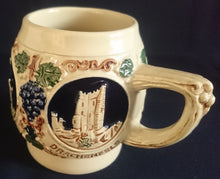 Lade das Bild in den Galerie-Viewer, 2er Set BOWLE~ GETRÄNKEKRÜGE - Keramik / Steingut, Burgen Schloß Schlösser Ruinen Weintrauben Abstrakt Aufschrift Motiv Dekor