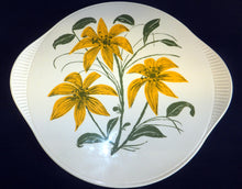 Lade das Bild in den Galerie-Viewer, TORTENPLATTE - Keramik / Steingut, Lilien Blumen Pflanzen Relief Griffe Motiv Dekor