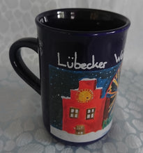 Lade das Bild in den Galerie-Viewer, 2er Set GLÜHWEINTASSEN - Keramik / Steingut, Lübecker Weihnachtsmarkt 2013 Aufschrift Kind Lisa Gemaltes Bild