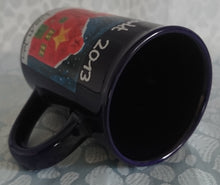 Lade das Bild in den Galerie-Viewer, GLÜHWEINTASSE - Keramik / Steingut, Lübecker Weihnachtsmarkt 2013 Aufschrift Kind Lisa Gemaltes Bild