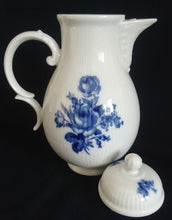 Lade das Bild in den Galerie-Viewer, KAFFEEKANNE MIT DECKEL "Lauenstein" - Porzellan, Echt Kobalt Flora Rosenblumen Blüten Blatt Blätter Striche Linien Relief Motiv Dekor