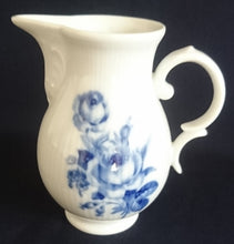 Lade das Bild in den Galerie-Viewer, MILCHKÄNNCHEN "Residenz" - Porzellan, Flora Rosenblumen Blüten Blatt Blätter Striche Linien Relief Motiv Dekor
