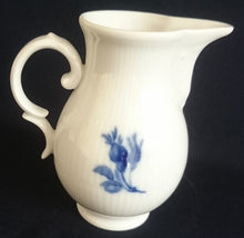 Lade das Bild in den Galerie-Viewer, 2er Set MILCHKÄNNCHEN & ZUCKERDOSE OHNE DECKEL "Residenz" - Porzellan, Flora Rosenblumen Blüten Blatt Blätter Striche Linien Relief Motiv Dekor