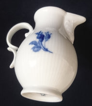 Lade das Bild in den Galerie-Viewer, MILCHKÄNNCHEN "Residenz" - Porzellan, Flora Rosenblumen Blüten Blatt Blätter Striche Linien Relief Motiv Dekor