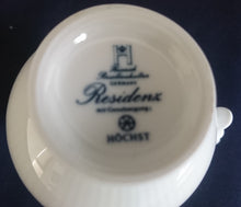 Lade das Bild in den Galerie-Viewer, MILCHKÄNNCHEN "Residenz" - Porzellan, Flora Rosenblumen Blüten Blatt Blätter Striche Linien Relief Motiv Dekor