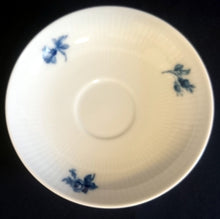 Lade das Bild in den Galerie-Viewer, UNTERTASSE "Residenz" - Porzellan, Flora Rosenblumen Blüten Blatt Blätter Striche Linien Relief Motiv Dekor