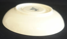 Lade das Bild in den Galerie-Viewer, 2er Set UNTERTASSEN "Residenz" - Porzellan, Flora Rosenblumen Blüten Blatt Blätter Striche Linien Relief Motiv Dekor