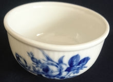 Lade das Bild in den Galerie-Viewer, 2er Set MILCHKÄNNCHEN & ZUCKERDOSE OHNE DECKEL "Residenz" - Porzellan, Flora Rosenblumen Blüten Blatt Blätter Striche Linien Relief Motiv Dekor