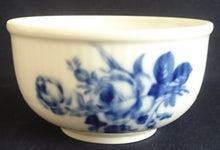 Lade das Bild in den Galerie-Viewer, ZUCKERDOSE OHNE DECKEL "Residenz" - Porzellan, Flora Rosenblumen Blüten Blatt Blätter Striche Linien Relief Motiv Dekor