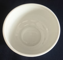 Lade das Bild in den Galerie-Viewer, 2er Set MILCHKÄNNCHEN & ZUCKERDOSE OHNE DECKEL "Residenz" - Porzellan, Flora Rosenblumen Blüten Blatt Blätter Striche Linien Relief Motiv Dekor