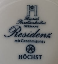 Lade das Bild in den Galerie-Viewer, 2er Set MILCHKÄNNCHEN & ZUCKERDOSE OHNE DECKEL "Residenz" - Porzellan, Flora Rosenblumen Blüten Blatt Blätter Striche Linien Relief Motiv Dekor