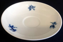 Lade das Bild in den Galerie-Viewer, UNTERTASSE - Porzellan, Flora Rosenblumen Blüten Blatt Blätter Linien Relief Motiv Dekor