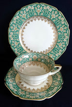 Lade das Bild in den Galerie-Viewer, 3er TEE SAMMELGEDECK - Porzellan, Flora Blumenblüten Pflanzen Abstrakt Zeichen Symbole Goldrand Motiv Dekor (nBC)