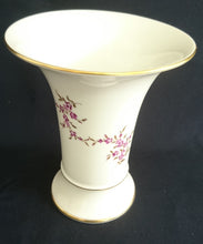 Lade das Bild in den Galerie-Viewer, BLUMENVASE - Porzellan, Flora Blumenblüten Pflanzen Ranken Goldrand Motiv Dekor