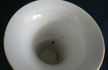 Lade das Bild in den Galerie-Viewer, BLUMENVASE - Porzellan, Flora Blumenblüten Pflanzen Ranken Goldrand Motiv Dekor