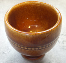 Lade das Bild in den Galerie-Viewer, EIERBECHER "Old" - Keramik / Steingut, Klassisch Nordisch Motiv Dekor (BC)