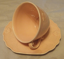 Lade das Bild in den Galerie-Viewer, KAFFEETASSE "Genevieve Lethu" - Keramik / Steingut, Rosa Gesprenkeltes Punkte Rand Linien Abstrakt Motiv Dekor