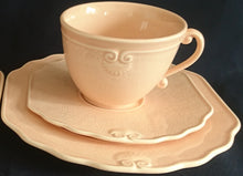 Lade das Bild in den Galerie-Viewer, 2er Set DESSERTTELLER "Genevieve Lethu" - Keramik / Steingut, Rosa Gesprenkeltes Punkte Rand Linien Abstrakt Motiv Dekor