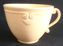 Lade das Bild in den Galerie-Viewer, 2er Set KAFFEETASSEN "Genevieve Lethu" - Keramik / Steingut, Rosa Gesprenkeltes Punkte Rand Linien Abstrakt Motiv Dekor