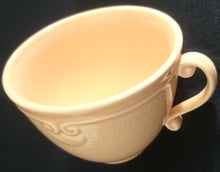 Lade das Bild in den Galerie-Viewer, KAFFEETASSE "Genevieve Lethu" - Keramik / Steingut, Rosa Gesprenkeltes Punkte Rand Linien Abstrakt Motiv Dekor