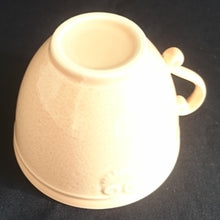 Lade das Bild in den Galerie-Viewer, 2er KAFFEEGEDECK "Genevieve Lethu" - Keramik / Steingut, Rosa Gesprenkeltes Punkte Rand Linien Abstrakt Motiv Dekor