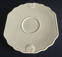 Lade das Bild in den Galerie-Viewer, 2er Set UNTERTASSEN "Genevieve Lethu" - Keramik / Steingut, Grün Gesprenkeltes Punkte Rand Linien Abstrakt Motiv Dekor