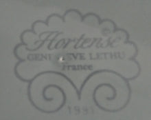 Lade das Bild in den Galerie-Viewer, UNTERTASSE "Genevieve Lethu" - Keramik / Steingut, Grün Gesprenkeltes Punkte Rand Linien Abstrakt Motiv Dekor