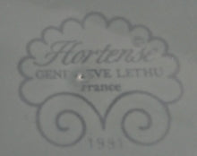 Lade das Bild in den Galerie-Viewer, 2er Set UNTERTASSEN "Genevieve Lethu" - Keramik / Steingut, Grün Gesprenkeltes Punkte Rand Linien Abstrakt Motiv Dekor