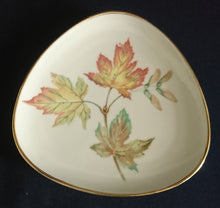 Lade das Bild in den Galerie-Viewer, 2er Set ABLAGETELLERCHEN "Diadem" - Porzellan, Goldrand Blatt Blätter Herbstlaub Motiv Dekor