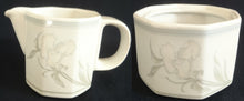 Lade das Bild in den Galerie-Viewer, 2er Set MILCHKAKAO GETRÄNKEKÄNNCHEN & MILCHKÄNNCHEN "Hotel" - Porzellan, Flora Blumenblüten Pflanzen Blatt Blätter Dekorrand Motiv