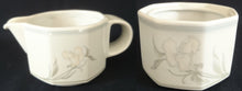 Lade das Bild in den Galerie-Viewer, 2er Set MILCHKAKAO GETRÄNKEKÄNNCHEN & MILCHKÄNNCHEN "Hotel" - Porzellan, Flora Blumenblüten Pflanzen Blatt Blätter Dekorrand Motiv