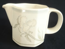 Lade das Bild in den Galerie-Viewer, 2er Set MILCHKAKAO GETRÄNKEKÄNNCHEN & MILCHKÄNNCHEN "Hotel" - Porzellan, Flora Blumenblüten Pflanzen Blatt Blätter Dekorrand Motiv