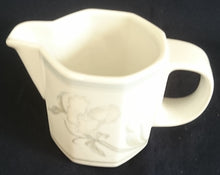 Lade das Bild in den Galerie-Viewer, 2er Set MILCHKAKAO GETRÄNKEKÄNNCHEN & MILCHKÄNNCHEN "Hotel" - Porzellan, Flora Blumenblüten Pflanzen Blatt Blätter Dekorrand Motiv