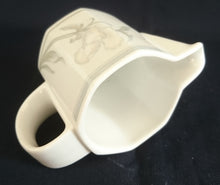 Lade das Bild in den Galerie-Viewer, 2er Set MILCHKAKAO GETRÄNKEKÄNNCHEN & MILCHKÄNNCHEN "Hotel" - Porzellan, Flora Blumenblüten Pflanzen Blatt Blätter Dekorrand Motiv