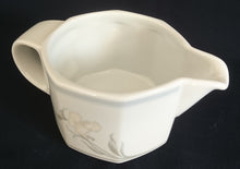 Lade das Bild in den Galerie-Viewer, MILCHKAKAO GETRÄNKEKÄNNCHEN "Hotel" - Porzellan, Flora Blumenblüten Pflanzen Blatt Blätter Dekorrand Motiv (nBC)