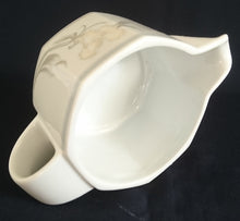 Lade das Bild in den Galerie-Viewer, MILCHKAKAO GETRÄNKEKÄNNCHEN "Hotel" - Porzellan, Flora Blumenblüten Pflanzen Blatt Blätter Dekorrand Motiv (nBC)