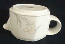 Lade das Bild in den Galerie-Viewer, 2er Set ZUCKERDOSE OHNE DECKEL & MILCHKAKAO GETRÄNKEKÄNNCHEN "Hotel" - Porzellan, Flora Blumenblüten Pflanzen Blatt Blätter Dekorrand Motiv