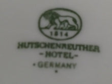 Lade das Bild in den Galerie-Viewer, 2er Set MILCHKAKAO GETRÄNKEKÄNNCHEN & MILCHKÄNNCHEN "Hotel" - Porzellan, Flora Blumenblüten Pflanzen Blatt Blätter Dekorrand Motiv