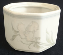 Lade das Bild in den Galerie-Viewer, 2er Set ZUCKERDOSE OHNE DECKEL & MILCHKAKAO GETRÄNKEKÄNNCHEN "Hotel" - Porzellan, Flora Blumenblüten Pflanzen Blatt Blätter Dekorrand Motiv