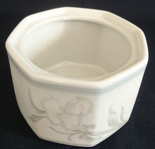 Lade das Bild in den Galerie-Viewer, 2er Set ZUCKERDOSE OHNE DECKEL & MILCHKÄNNCHEN "Hotel" - Porzellan, Flora Blumenblüten Pflanzen Blatt Blätter Dekorrand Motiv