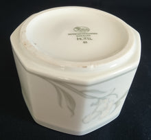 Lade das Bild in den Galerie-Viewer, 2er Set ZUCKERDOSE OHNE DECKEL & MILCHKAKAO GETRÄNKEKÄNNCHEN "Hotel" - Porzellan, Flora Blumenblüten Pflanzen Blatt Blätter Dekorrand Motiv