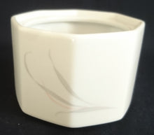 Lade das Bild in den Galerie-Viewer, ZUCKERDOSE OHNE DECKEL "Hotel" - Porzellan, Flora Blumenblüten Pflanzen Blatt Blätter Schilf Dekorrand Motiv (nBC)