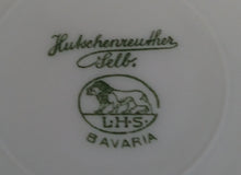 Lade das Bild in den Galerie-Viewer, 2er Set UNTERTASSEN - Porzellan, Goldrand Klassisch Linien Motiv Dekor