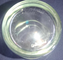 Lade das Bild in den Galerie-Viewer, 2er Set GETRÄNKEGLÄSER - Hartglas, Mittiger Relief Halte Knick Form Motiv Dekor