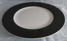 Lade das Bild in den Galerie-Viewer, PLATZTELLER - Porzellan, Breiter Dunkelblauer Rand Motiv Dekor